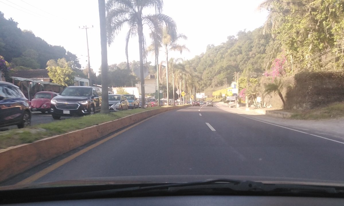 #ÚltimaHora Fila enorme para llegar a Xalapa. En la carretera #Xalapa - #Coatepec la fila llega hasta el motel de la selva. Mejor ir por Briones. Notiwhats