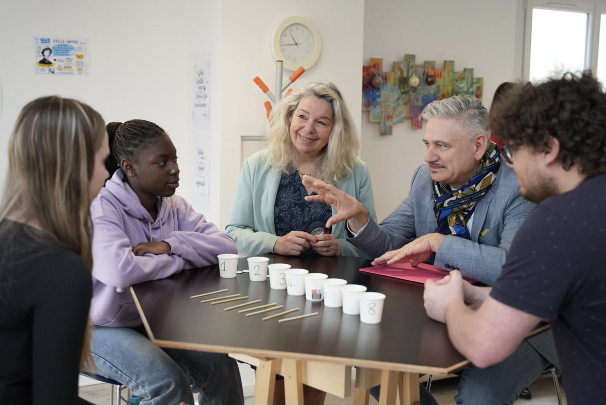 🤖 Dans le cadre de la semaine de l’IA de la @RA_GrandEst, nous avons reçu Monsieur le Recteur @RLaganier. Nous avons pu lui présenter notre e-Lab, en partenariat avec la @dane_nancy_metz, à l’occasion d’un atelier autour de la programmation d’IA, avec des élèves du lycée Callot.