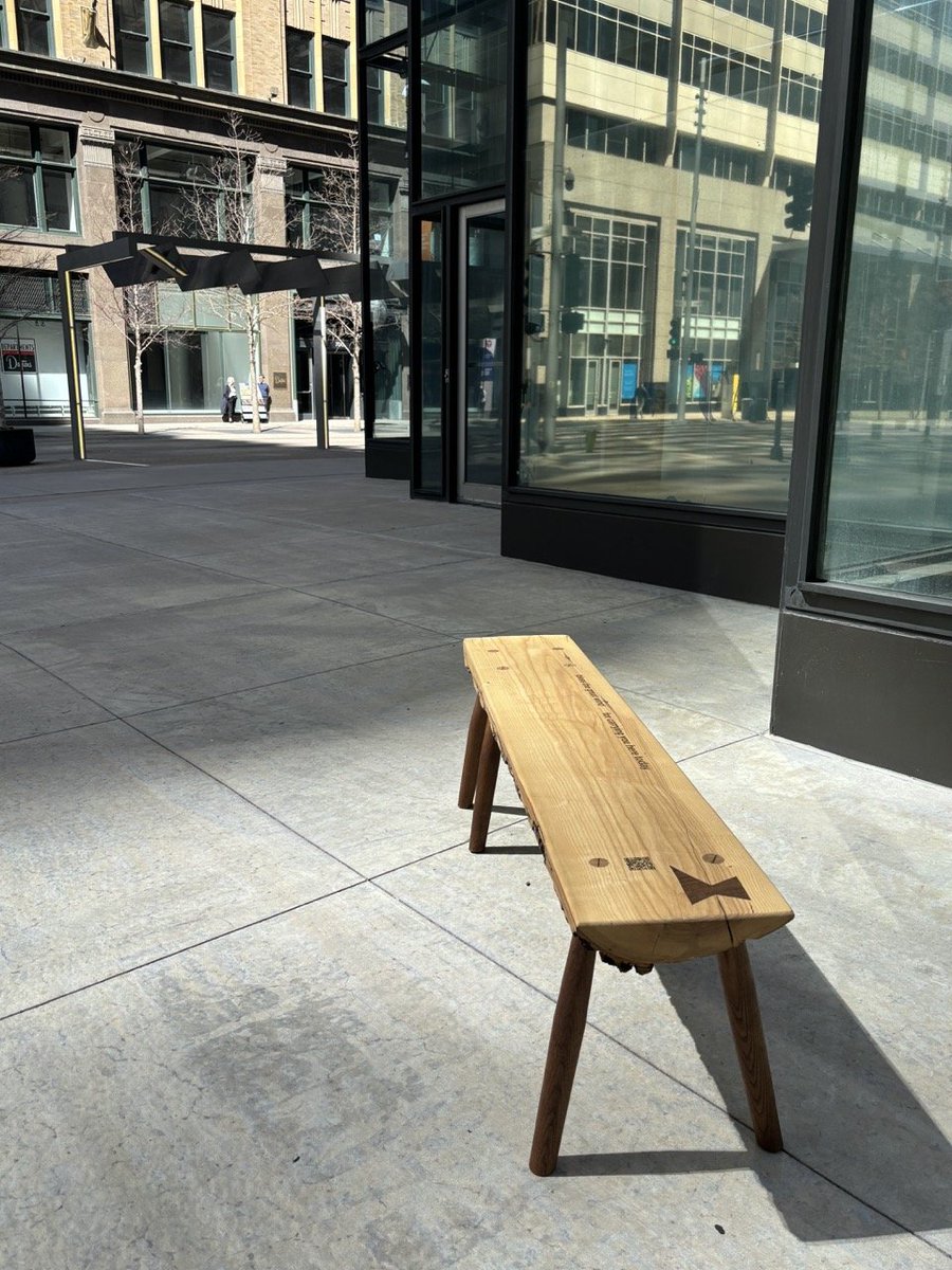 New week, new bench! Southeast corner of 8th and Nicollet ( IDS ). Call or email the city to demand more! minneapolis.zone/seats/4