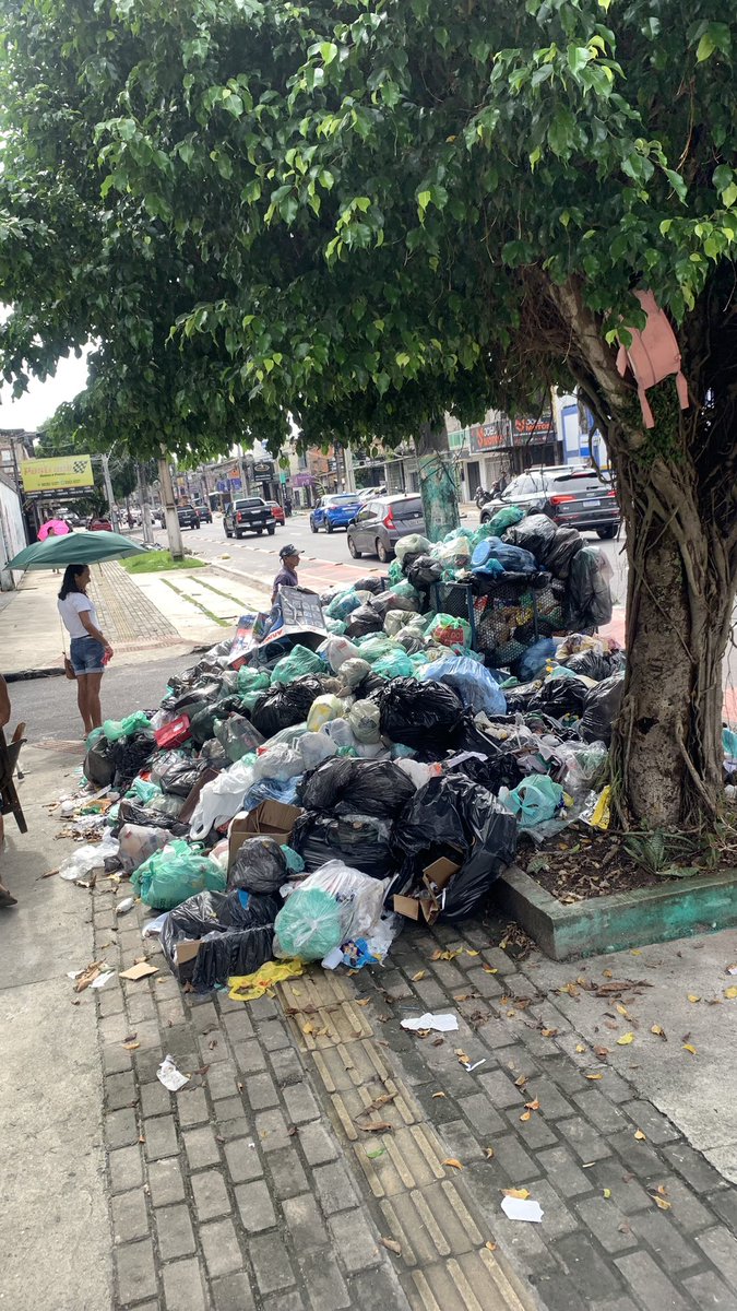 Não seria hoje que iria começar a coleta de lixo pela nova contratada? Ou é mais uma Potoca do <a href="/EdmilsonPSOL/">Edmilson Rodrigues</a> e da <a href="/prefeiturabelem/">Prefs de Belém</a>? Belém amanheceu fedendo e cheia de lixo como de costume.