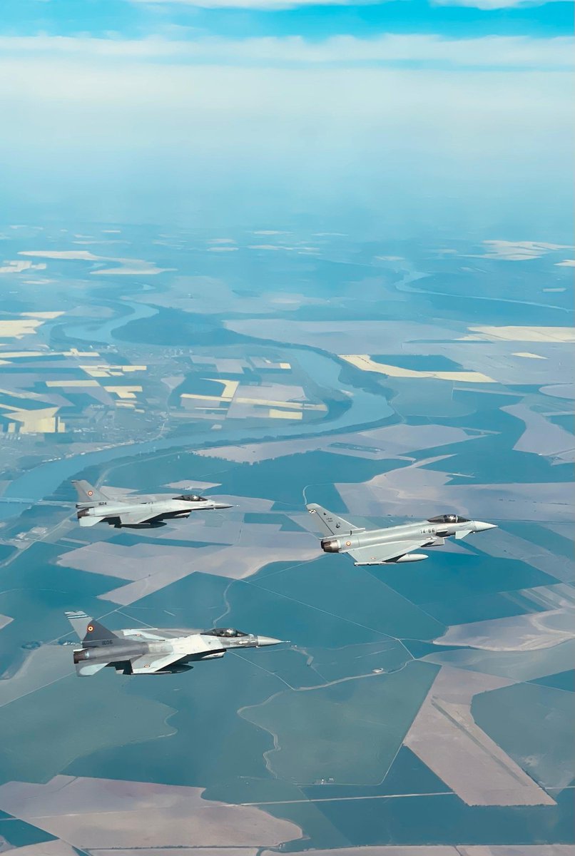 EMADmde's tweet photo. Los Eurofighter ✈️ del Destacamento #PAZNIC 🛡️🇪🇸 realizan una misión de entrenamiento con los F-16 ✈️ de la ROAF 🇷🇴. Demostrando nuestras capacidades de vigilancia y disuasión en el espacio aéreo de la @NATO @EjercitoAire #MOPS #Ala14 #WeareNATO https://t.co/9qUZY2c9eq