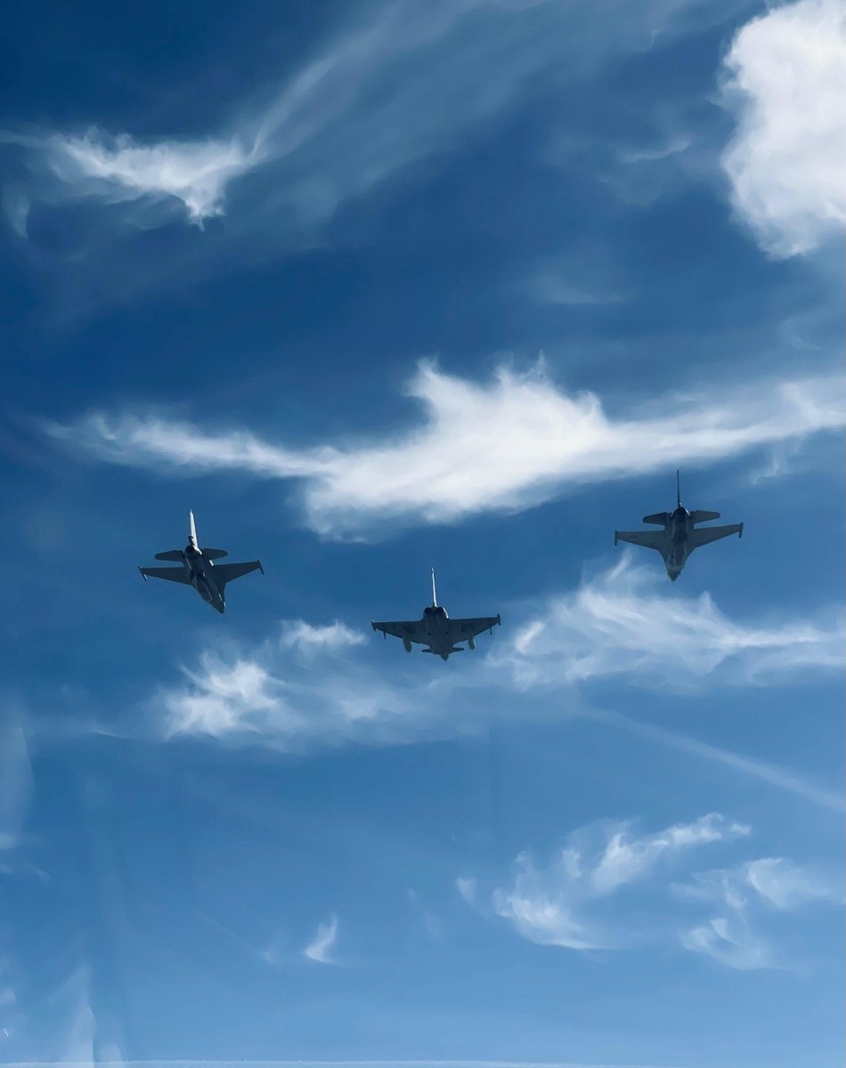EMADmde's tweet photo. Los Eurofighter ✈️ del Destacamento #PAZNIC 🛡️🇪🇸 realizan una misión de entrenamiento con los F-16 ✈️ de la ROAF 🇷🇴. Demostrando nuestras capacidades de vigilancia y disuasión en el espacio aéreo de la @NATO @EjercitoAire #MOPS #Ala14 #WeareNATO https://t.co/9qUZY2c9eq