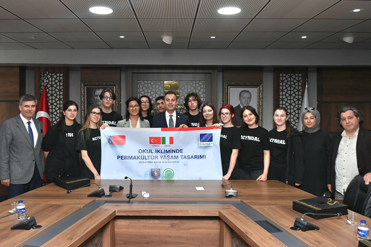 Albay C.Tayyar Nuran Oğuz Anadolu Lisesi'nin Erasmus+ İtalya işbirliği ile geliştirdiği Okul İkliminde Permakültür Yaşam Tasarımı projesi hakkında bilgi alarak görüş alışverişinde bulunduk. Ziyaretleri için kendilerine teşekkür ediyor, çalışmalarında başarılar diliyorum.…