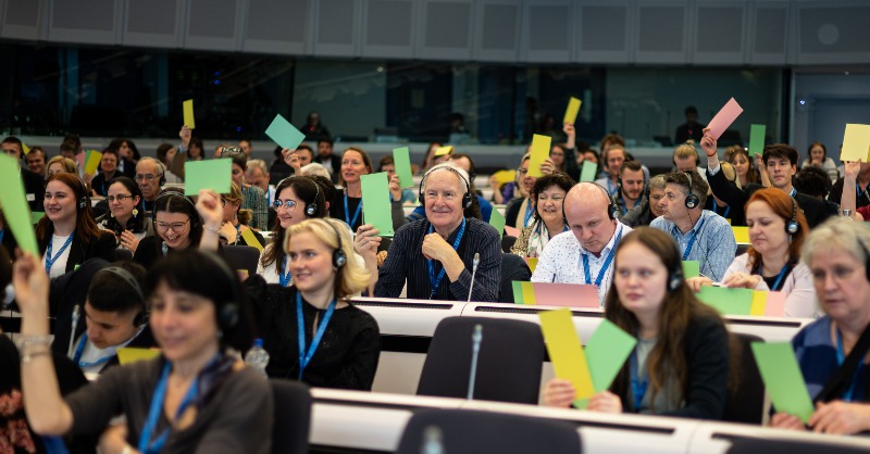 EU_Commission's tweet photo. Good for the planet, our energy security and households.

150 citizens from across the Union met this weekend to discuss the challenges and benefits of energy efficiency.

In the final session, they drew up a list of recommendations that will feed into our upcoming initiatives ↓