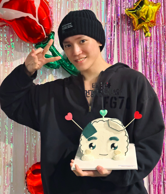 like95s's tweet photo. come back safe and healthy! see u in 2025 🌹🥺 https://t.co/CQFJ8ze24S