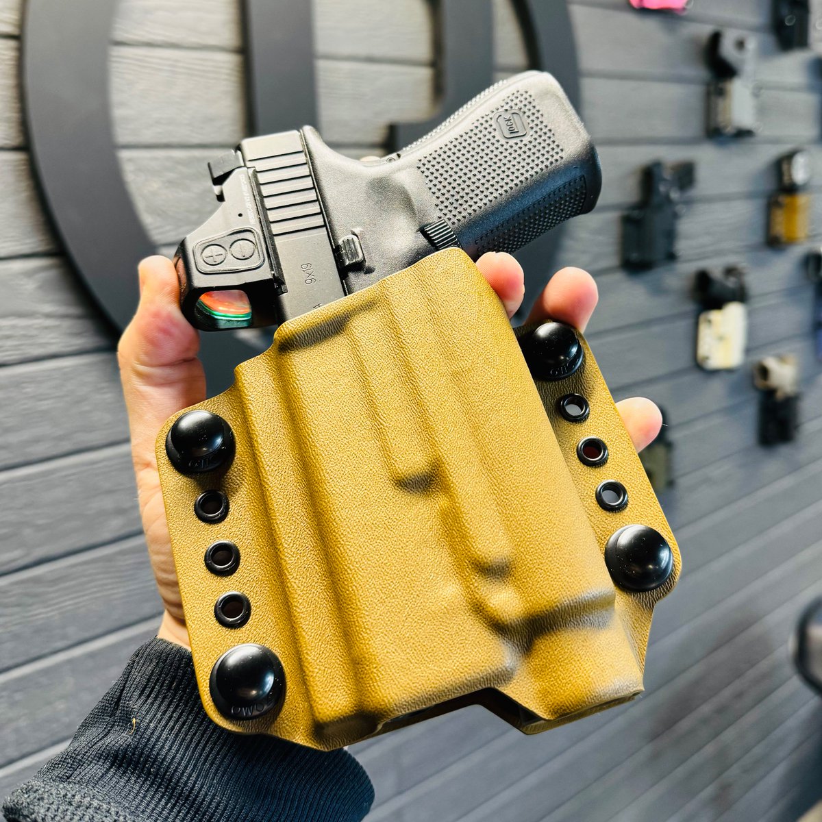 Happy Monday! Any Glock 19 fans out there? Here we have one wrapped in Coyote Brown. It also features a Holosun 507c and a Streamlight TLR-1. What are you all carrying today? #flexyourguns #tacrig #glock #streamlight #holosun #edc #pewpew @GLOCKInc @Streamlight @holosunoptics