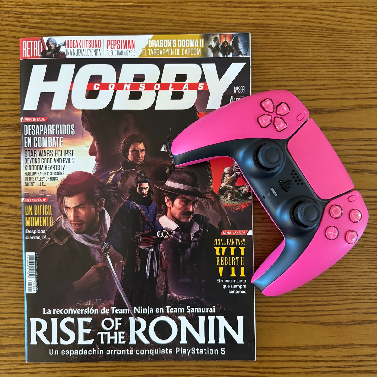 ¡EN PORTADA! 😍 #RiseOfTheRonin protagoniza el nº393 de @hobby_consolas🎮 Y tú, ¿has conocido ya a todos sus personajes? ¡Empuña tu katana y forja tu destino como ronin en PS5! Aún puedes hacerte con esta edición y ampliar tu colección del juego👇 store.axelspringer.es/n-393-hobby-co…