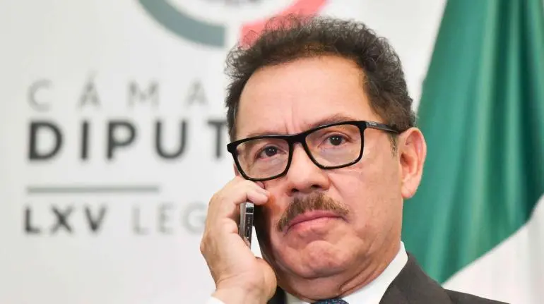 Juan_OrtizMX's tweet photo. 🗳️📌 HOY SE DISCUTE REFORMA PARA CONFISCAR AHORROS PARA EL RETIRO DE CUENTAS INACTIVAS

La Comisión de Seguridad Social discutirá hoy a las 10am la reforma presentada por Diputados de Morena para transferir recursos de cuentas inactivas a un fideicomiso del gobierno. 

¿De que va la iniciativa?

1. Modifica: 

- Ley del IMSS
- Ley del ISSSTE
- Ley del Infonavit
- Ley de Sistemas de Ahorro para el Retiro
- Ley de Presupuesto
- Y varias más

2. Crea un fideicomiso público llamado "Fondo de Pensiones para el Bienestar", administrado por el Banco de México.

3. El dinero de cuentas inactivas (Afores, Infonavit) de personas mayores de 70 años irán a ese fondo. En el caso de Pensionissste, a los 75 años.

4. Se promete que dichos recursos seguirán generando intereses y sus beneficiarios siempre podrán pedir la devolución. 

Aunque la iniciativa no detalla si mantendrán las tasas, ni explica el mecanismo de devolución.

5. Mientras que en las afores se sabe quien es el dueño de la cuenta, una vez que entren al fideicomiso público se perderá el registro pues es una cuenta generalizada.

6. Se crea un Comité Técnico para fijar las reglas de operación. 

Pero la iniciativa no explica quien lo integra.

7. Dice que busca garantizar una pensión de 16,777 pesos, pero la iniciativa carece de un análisis de viabilidad financiera para demostrar que puede garantizar esta promesa.
