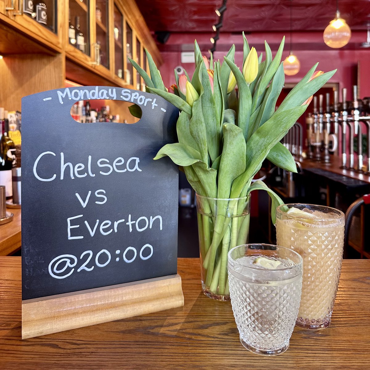 Monday night football is back with Chelsea v Everton tonight at 8pm . . . 

Don’t forget to try some of our new signature cocktails!

#familyfriendlysportspub #premierleague #mondaynightfootball #blackboard #handwritten #cocktails #flowers #teddington #highstreet #london