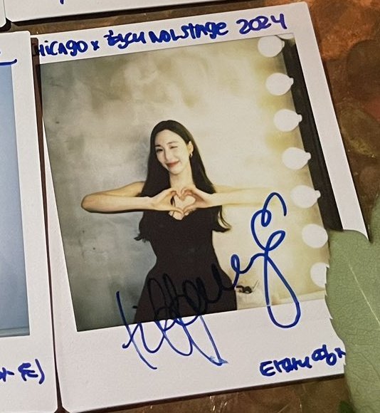 Tiffany Young signed polaroid 📸 #TiffanyYoung #티파니영 #티파니 #young1 #CHICAGOKorea #뮤지컬시카고 #TiffanyRocksChicago2024