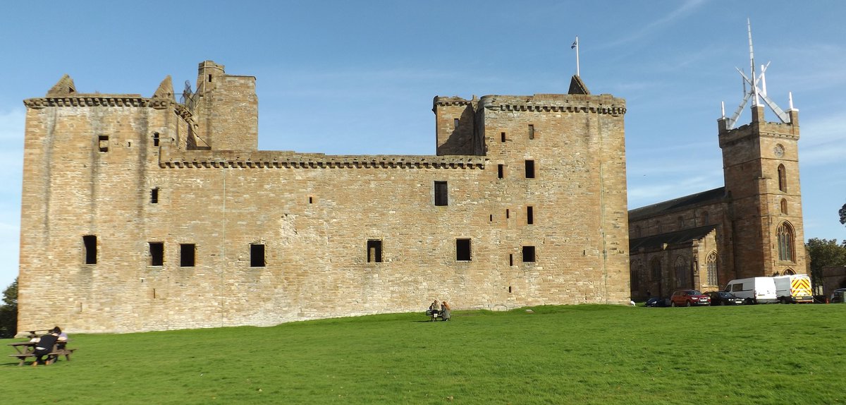 Linlithgow Palace in central Scotland with 30 large images in walk round order - flickr.com/photos/1515244…