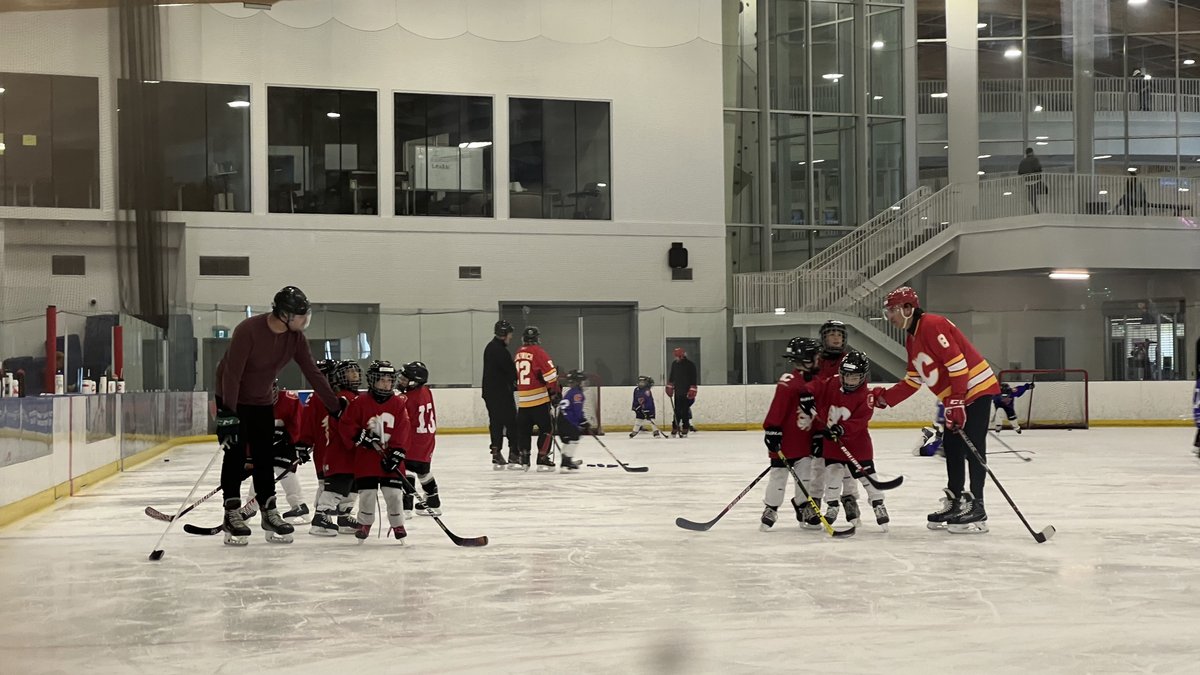 Yesterday, Krys Kolanos and Morris Lukowich hit the ice with the Junior #Flames program at the Rocky Ridge YMCA!