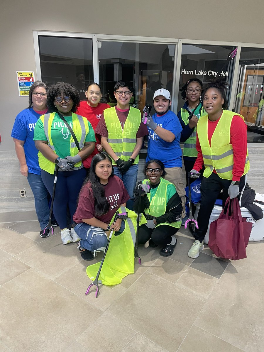 HLHS DECA students participating in the Horn Lake community spring clean up event on Saturday. #famiHLy 🦅