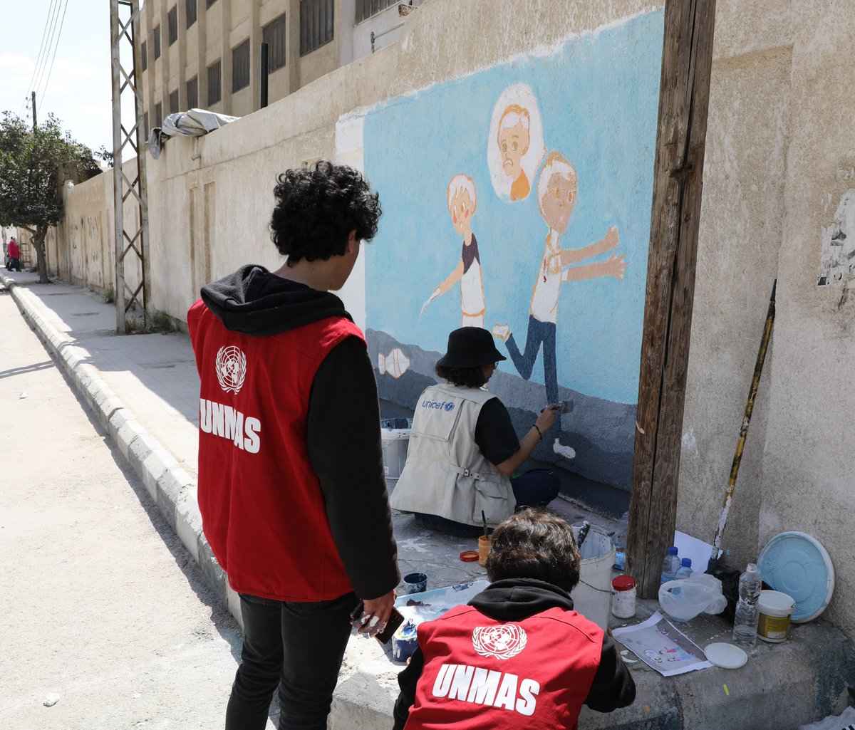 UNMAS's tweet image. In #Syria, on the occasion of the International Mine Action Day #IMAD2024, UNMAS  organised a painting activity in 2 schools in communities that were affected by explosive ordnance contamination in Rural Damascus in cooperation with @UNICEFinSyria . #ProtectAndBuild