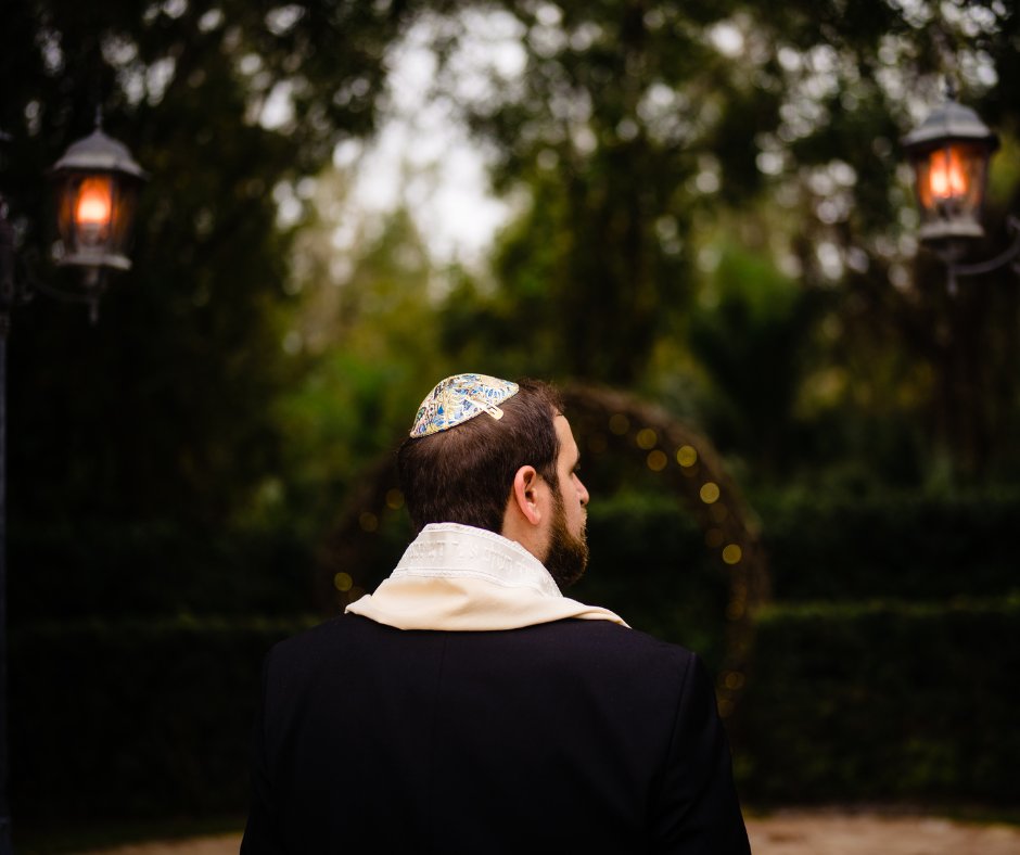 Buttoned up and looking sharp, the groom's journey begins with a smile and a dream of 'I Do' 🤵 ✨
•
•
@BakersRanchfl 
Ying Photography
Schedule your tour today! - bit.ly/3rjOoZI | 941-776-1460
•
•
#bakersranchwedding #allinclusivevenue #allinclusivewedding