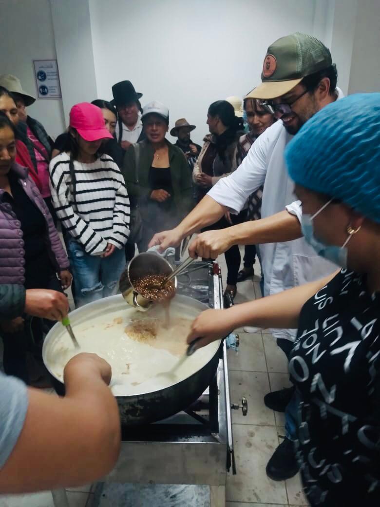 📌 #Urdaneta - #SARAGURO 🐮 Trabajamos en la #ECA (Escuela de capacitación agrícola) con el [Taller de lácteos]; se elaboró yogurt con frutas, manjar de leche, quesillo, queso con orégano y queso con ají. ✅ 39 productores beneficiados. #SabemosTrabajar 🚜