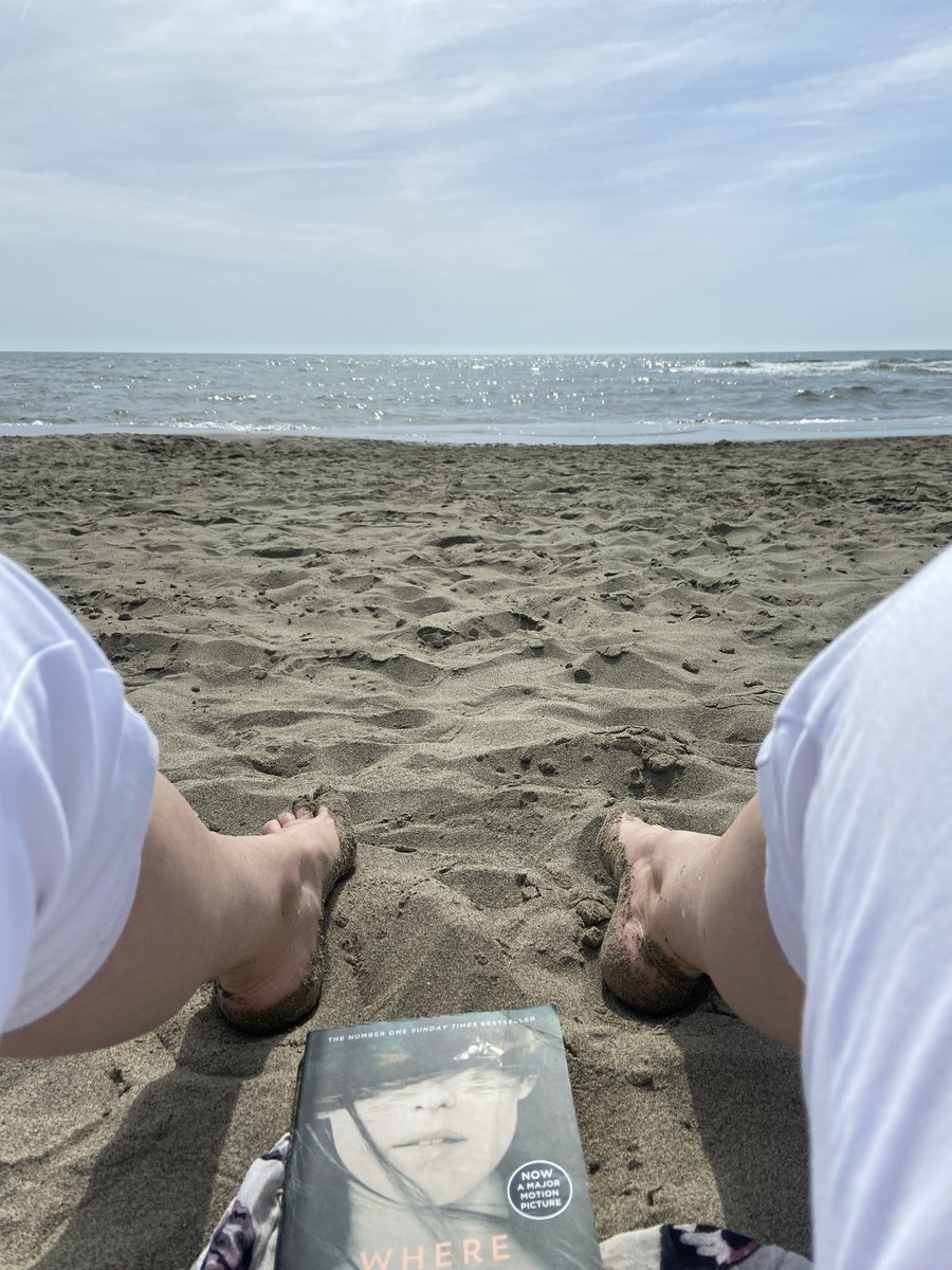A book, sand, sea and sun👌🏻
#fortedeimarmi #italia 🇮🇹