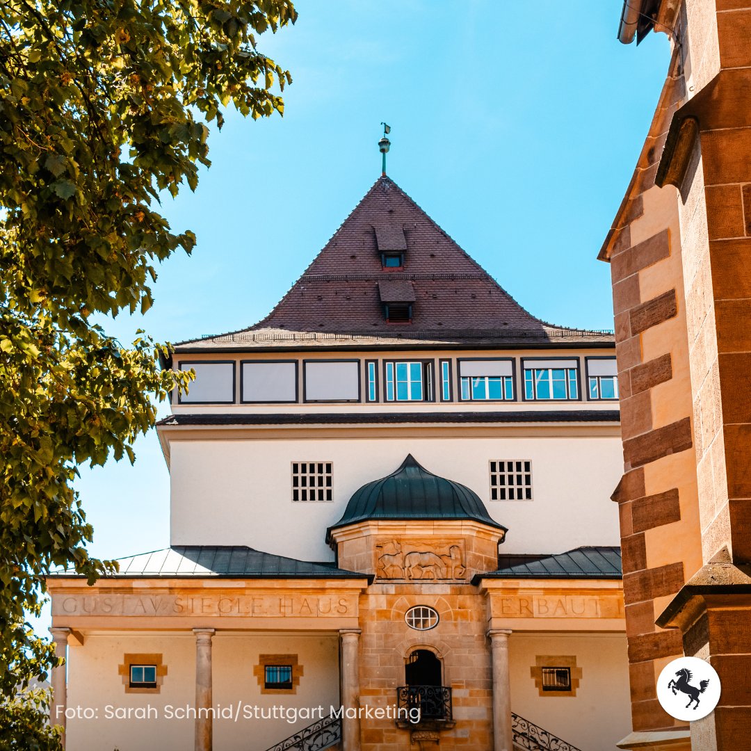 #Lieblingsviertel: Im romantisch-lyrischen Stil steht am Leonhardsplatz in #Stuttgart das Gustav-Siegle-Haus. Erbaut wurde es bis 1912 von dem Architekten Theodor Fischer. 1924 fand hier das Gründungskonzert des Philharmonischen Orchesters statt. ➡️ lieblingsviertel-stuttgart.de