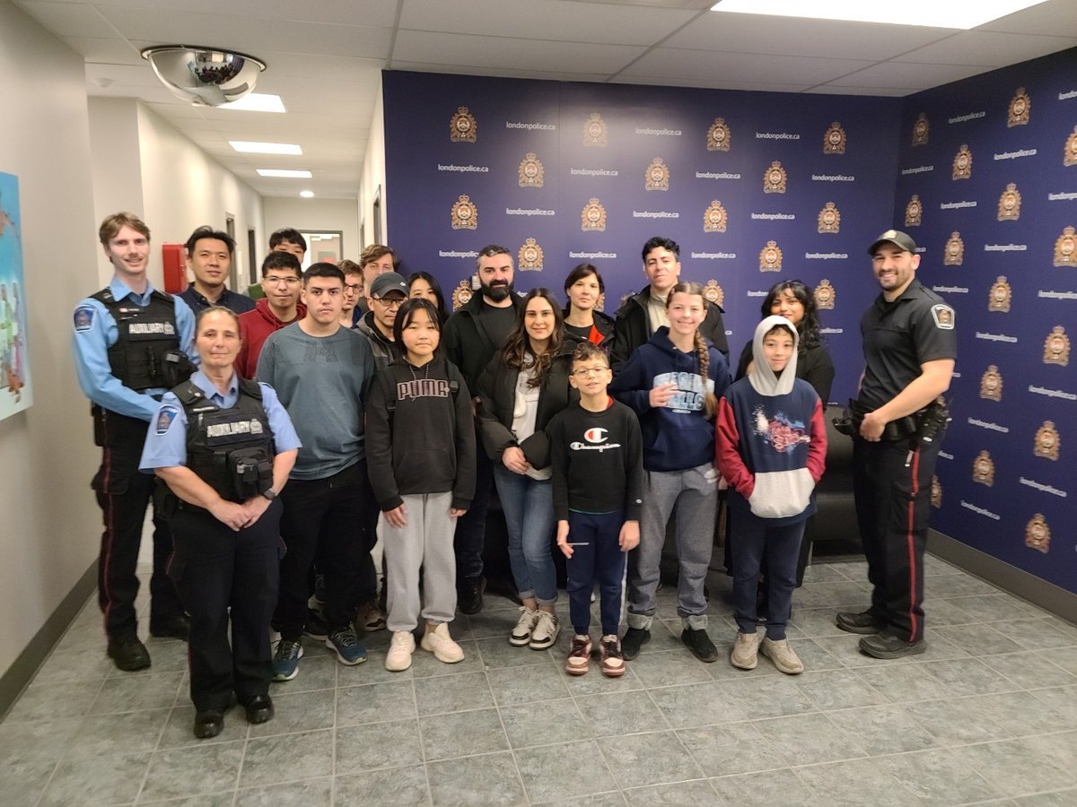 Welcoming the wonderful families of @luso_london to our HQ this past weekend! It was a pleasure sharing insights into our daily operations and fostering community connections. Thanks for joining us on this memorable journey! 🚔👨‍👩‍👧‍👦 #CommunityEngagement #LondonPolice #LUSOFamilyTour