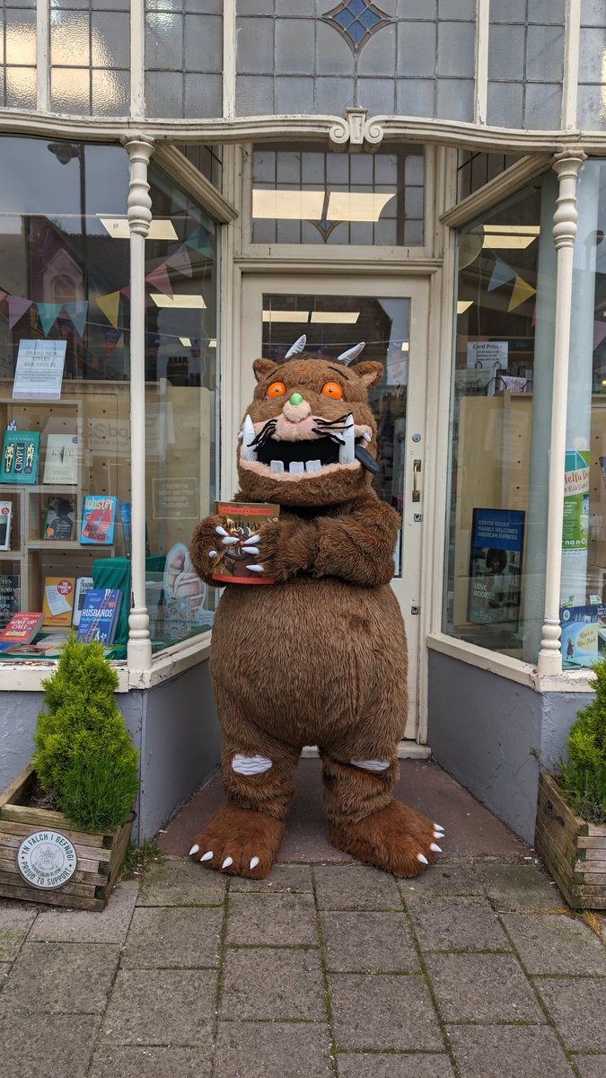 It's not often that you get to meet your literary heroes, and I can confirm that this guy did not disappoint! We had the best time celebrating 25 years of the much loved Julia Donaldson classic this weekend. ❤️ #thegruffalo #gruffalo25