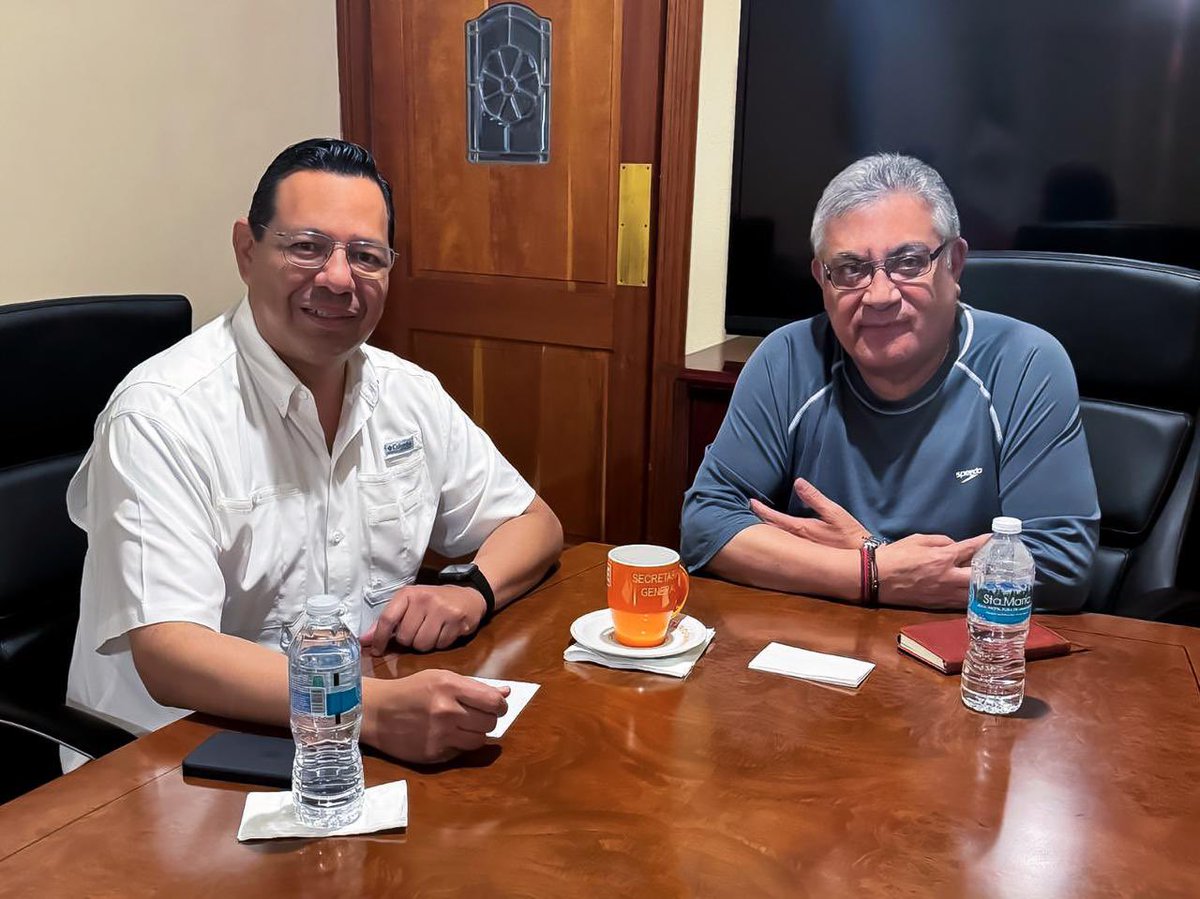 #UnoSomosTodos 
#TodosSomosUno 

El líder del #SNTE, Mtro. Alfonso Cepeda Salas y el dirigente de <a href="/SNTE54mx/">Sección 54 del SNTE</a>, <a href="/ceballoscorral/">Javier Ceballos</a> evaluaron este domingo las condiciones laborales de los trabajadores de la educación de #Sonora, el programa de formación continua  y las demandas sobre la