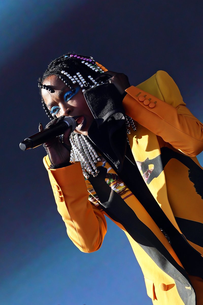 Singer @MsLaurynHill made a striking appearance at @coachella yesterday in #BALMAINFW24 men’s. The singer proudly wore the Look 31 showcasing the house’s dedication to artistic expression and savoir-faire printed with Ghanaian artist @PrinceGyasi’s 'Nami OG' tableau. #BALMANARMY