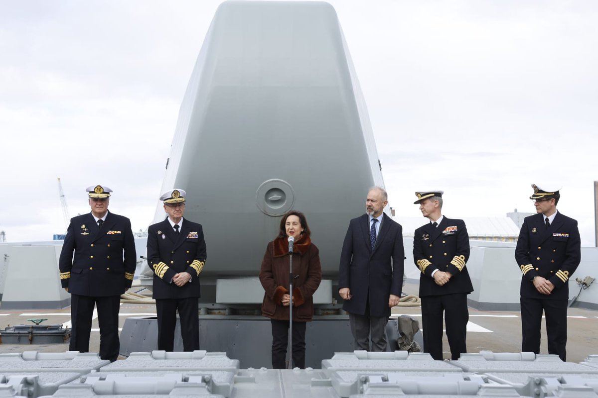 En #Helsinki, la ministra ha visitado a la dotación de la fragata 'Almirante Juan de Borbón', destacando el 'gran trabajo de España' al mando de la Agrupación Naval Permanente @COM_SNMG1 #OTAN. 🎙️ 'Trabajáis por la paz, en una misión difícil, y en un momento complicado'.