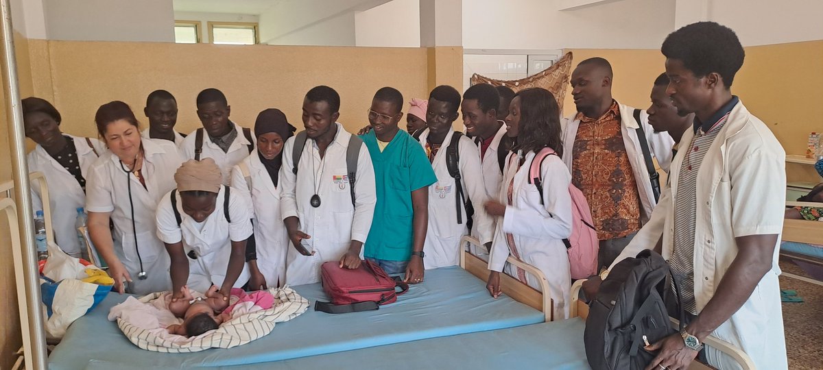 En el día de hoy realizamos pase de visita con nuestros estudiantes de la rotación de Pediatría ,pero fue en un escenario diferente en la sala de puerperio de la maternidad del HNSM , evaluando recien nacido normal. #BMCGuineaBissau #CubaCooperaGuineaBisaau #wongcorrales