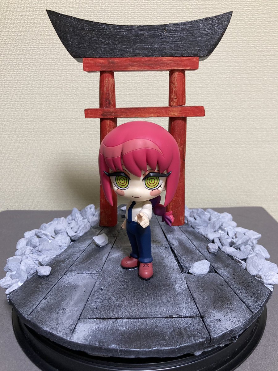 un_oyu19's tweet photo. ガしガしさんデザインのマキマさん!
神社イメージのジオラマを作って飾りました⛩
#TOONIZE
#チェンソーマン https://t.co/wCsJJ9QISs