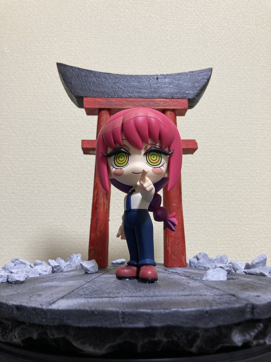 un_oyu19's tweet photo. ガしガしさんデザインのマキマさん!
神社イメージのジオラマを作って飾りました⛩
#TOONIZE
#チェンソーマン https://t.co/wCsJJ9QISs
