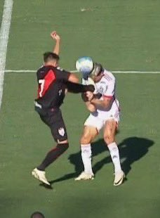 @futebol_info só contra o Flamengo ISSO vira polêmica é brincadeira um bagulho desse pô KKKKKKKKKKKKKKKKKK