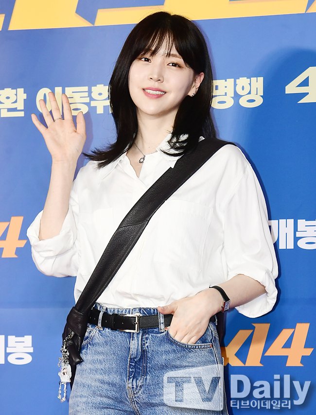 oh kim jieun attended the vip premiere for the roundup: punishment! this her new look for momsfriendsson?? rlly lookin like a gorgeous paramedic fjfjfjf