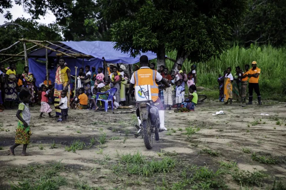IrlEmbMaputo's tweet photo. Thanks to our partnership with @UNICEF_Moz, children in remote areas are receiving life-saving vaccines from UNICEF-trained mobile brigades who tirelessly travel to the most remote areas of 🇲🇿 to ensure that 100% of children are vaccinated. 

Read more: https://t.co/HHt6duMgJ0 https://t.co/XiA8xFKUnj