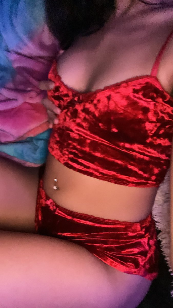deedeebackup's tweet photo. I love red ❤️ #sexyoutfit #prettyinred #Ass #latinabooty #porn #horny #onlyfansbabe #sext #tits #tease #sextape #bbc https://t.co/RqM03Jz4km