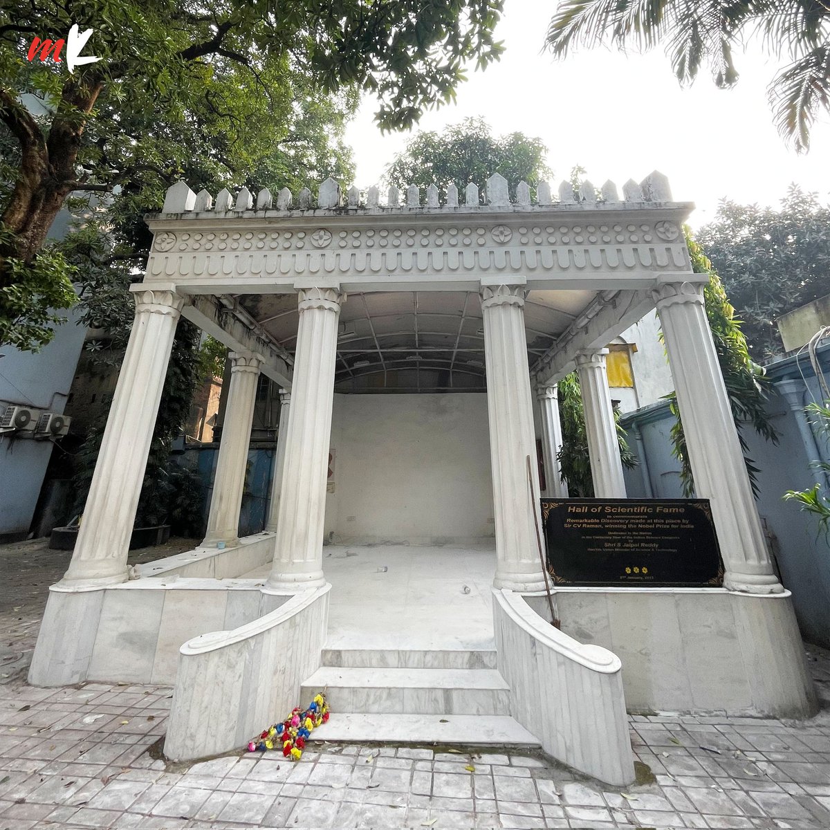 TT_My_Kolkata's tweet photo. In his next column on Kolkata, Mudar Patherya writes about CV Raman's connection to a nondescript memorial in Bowbazar.
Read more: https://t.co/89WOsRM9Ls
#HeritageBuildings #HeritageStructures #CVRaman #History #KolkataHistory #Architecture #Heritage #Kolkata #MyKolkata https://t.co/I43eamrVh4