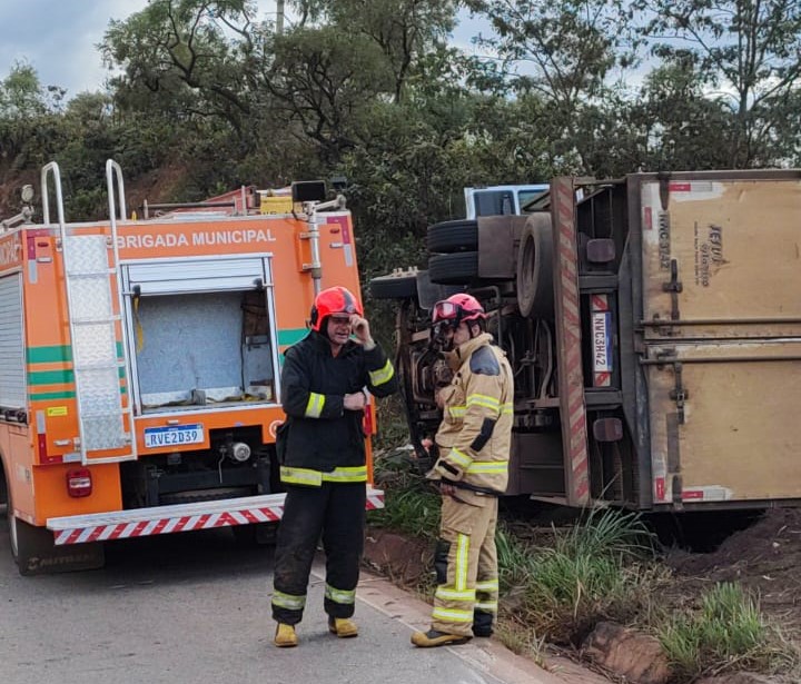 Itabirito 🚨🚨 Hoje (15), por volta das 5h25, a Brigada Municipal de Itabirito atendeu a uma ocorrência de tombamento de caminhão baú na BR 356. 🚚 O condutor do veículo não teve lesões, porém o carona apresentou lesões em diferentes partes do corpo e foi conduzido a UPA. #cbmmg