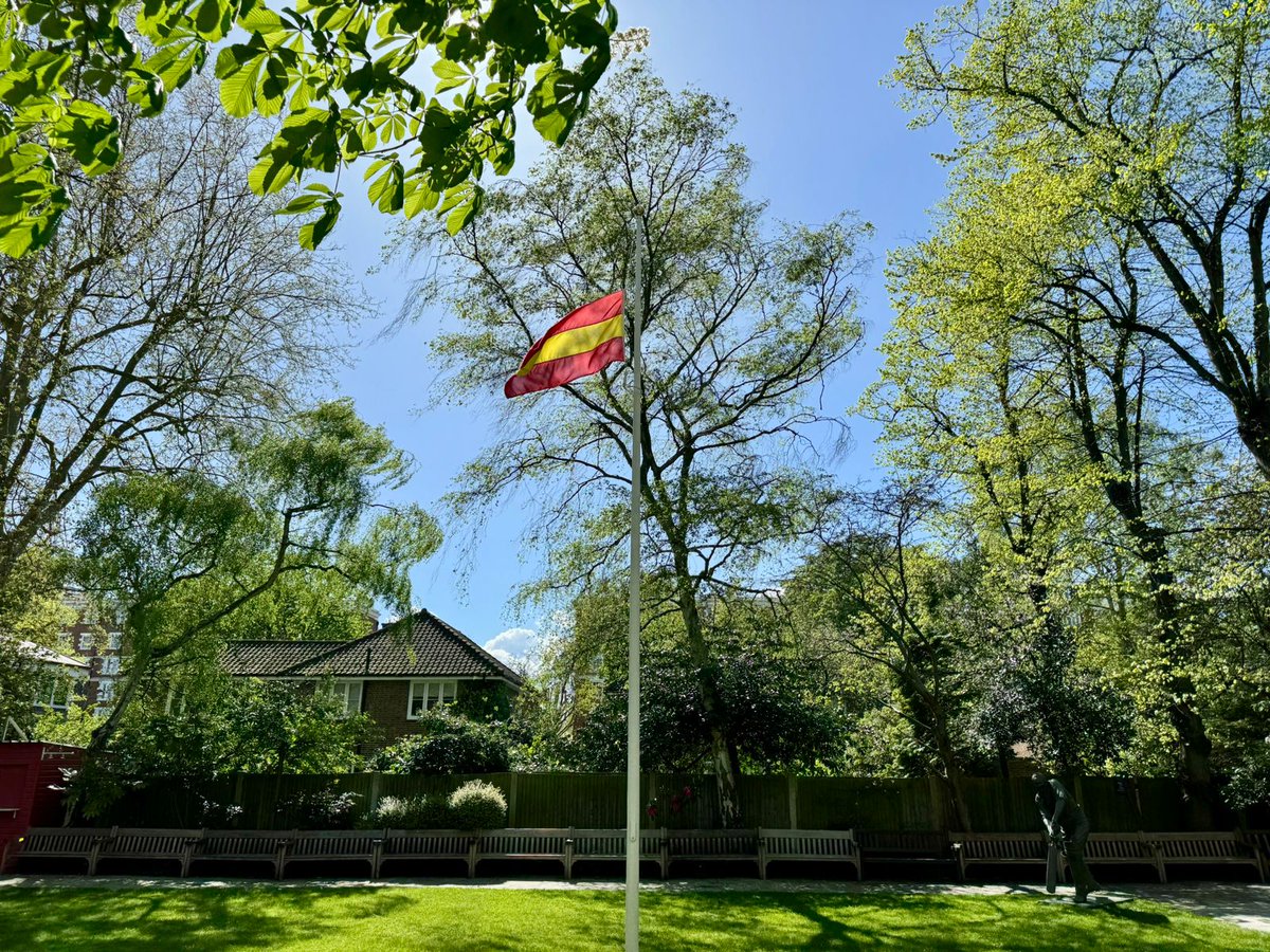 The MCC flag in the Coronation Garden at @HomeOfCricket is at half-mast in memory of Derek Underwood.