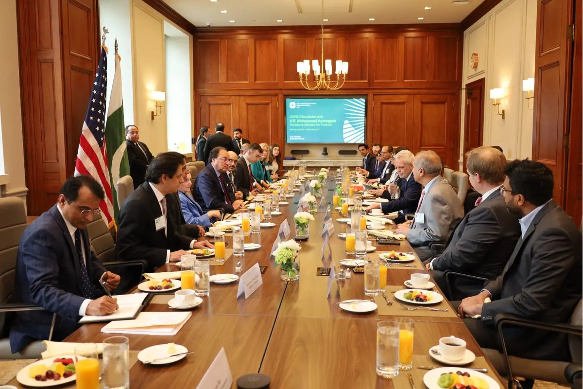 Finance Minister Mr. Muhammad Aurangzeb met with US Pakistan Business Council @_USPBC delegation in Washington D.C. Highlighted govt’s commitment to improving business climate & attracting foreign & domestic investments in key sectors including agriculture, IT, mining, & energy.