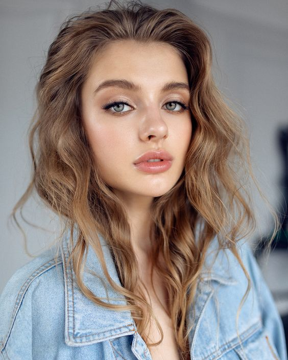 Unlock your beauty potential with expert makeup tips and tutorials. Whether it's glam or everyday elegance, elevate your look effortlessly.