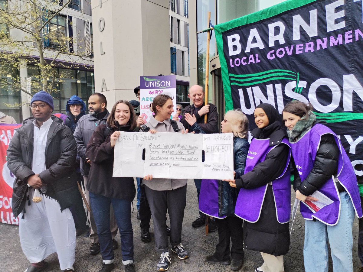 We raised over £1000 for @barnet_unison strike fund. Today Mental Health Social Workers are starting strike action and we had the joy of presenting the strikers with a big cheque with the donation on the picket line. Solidarity!