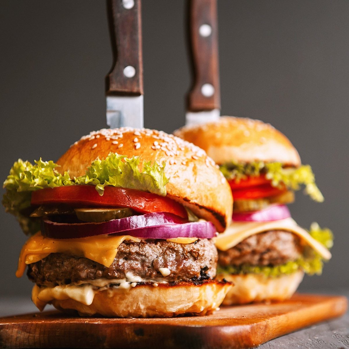 Re-think the #BeefBurger. It’s not just good but good for you! Yes - it’s true. The most nutrient dense part of the ‘fast food meal’ is the #beef between the bun. And ok, the tomato and the lettuce help too. An all-beef patty has a lot going for it! thinkbeef.ca/if-you-think-t…