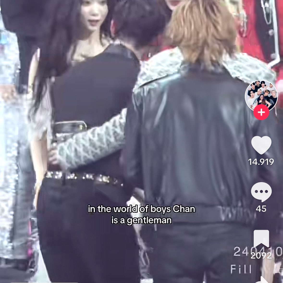 felix touching chan’s waist :’)