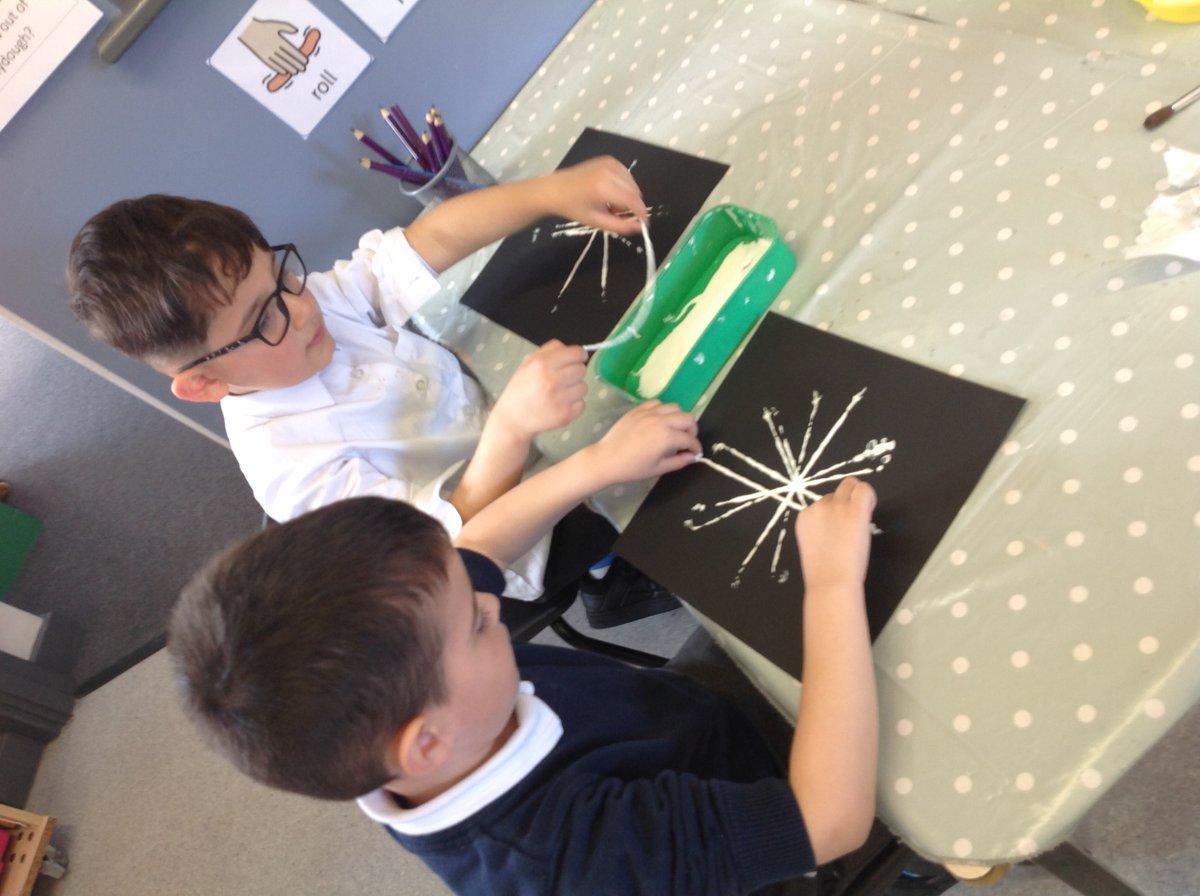 QRA_2030Y1's tweet image. fs2- art - fs2 created spiderwebs using paint and string on black paper #qrainventor #qrart