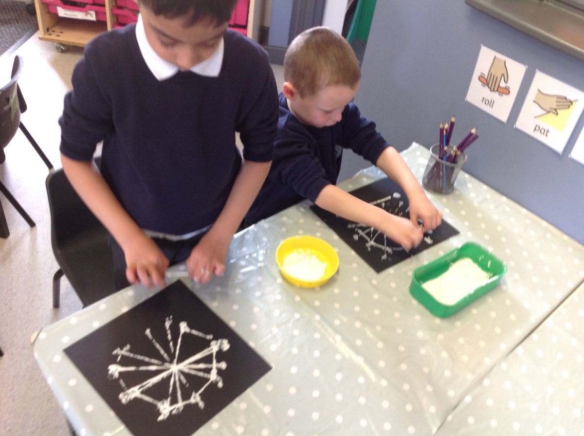 QRA_2030Y1's tweet image. fs2- art - fs2 created spiderwebs using paint and string on black paper #qrainventor #qrart