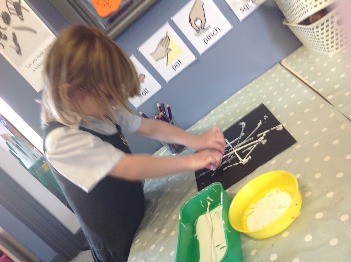 QRA_2030Y1's tweet image. fs2- art - fs2 created spiderwebs using paint and string on black paper #qrainventor #qrart