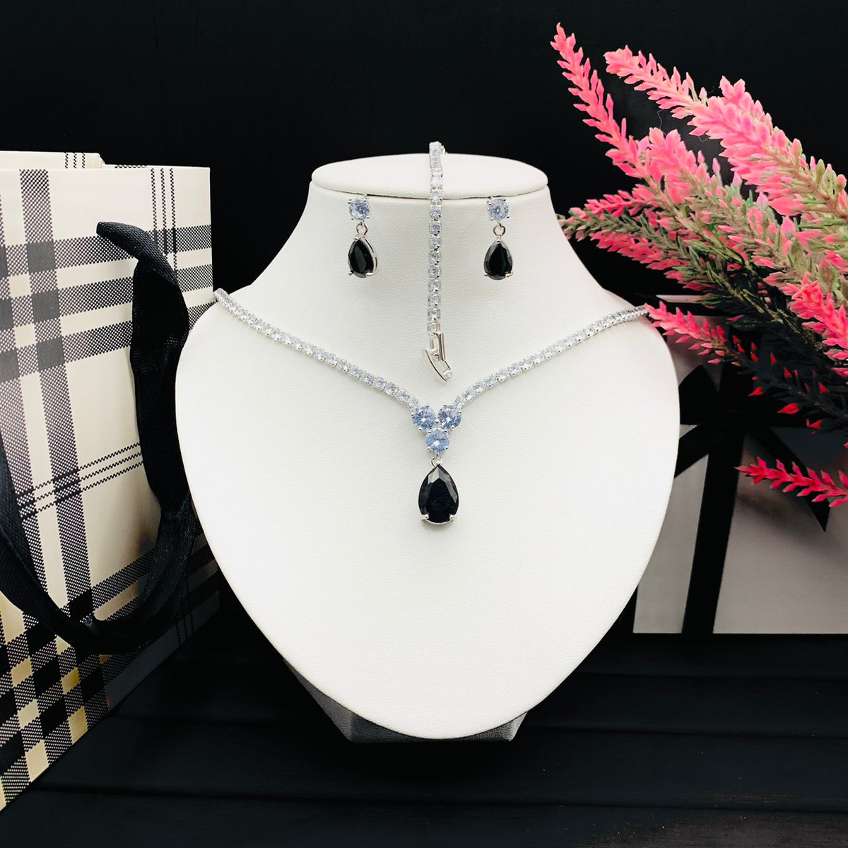 Dehfunmi's tweet photo. Zirconia sets
Price:16000 https://t.co/fyGOXHj4TJ