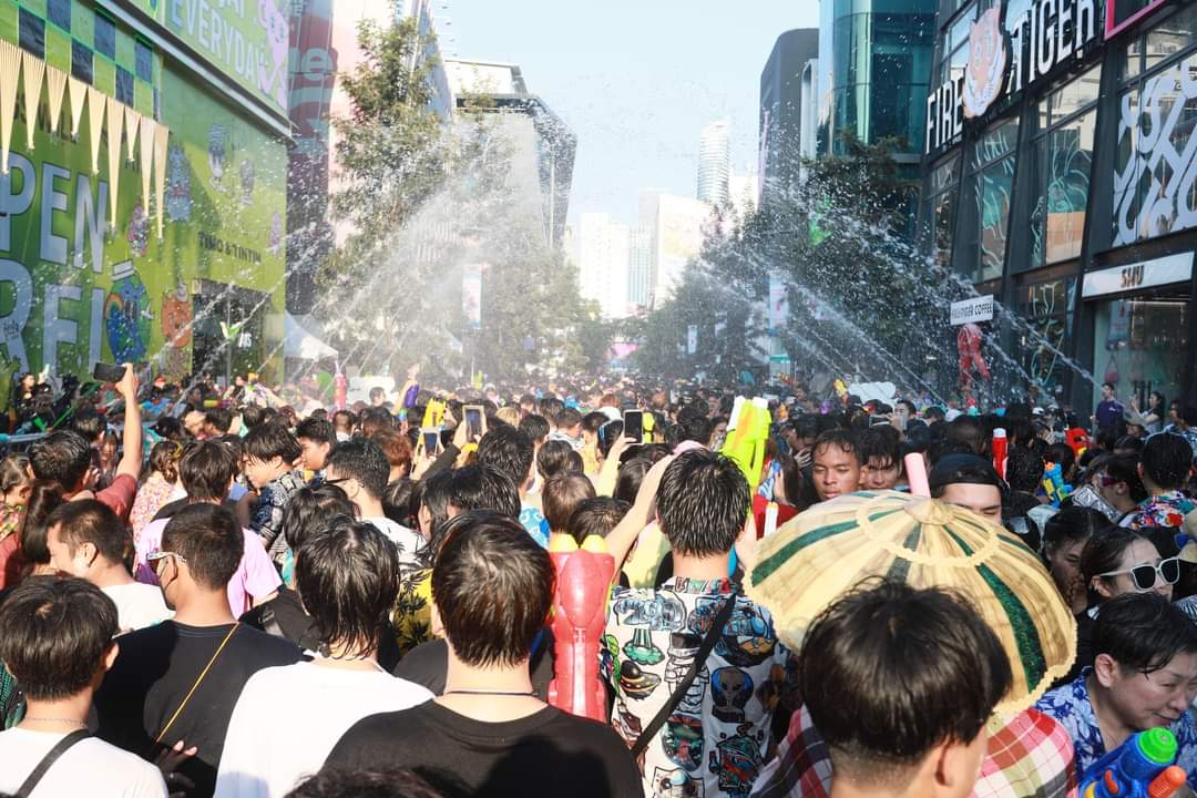 KhaosodEnglish's tweet image. Teenagers splash water during the #Songkran festival. "Songkran Siam Pha Khao Ma Yuyen Pen Sanook Day 3 Part 3" takes place at Siam Square on Mon &amp;amp; is sponsored by PMCU, the Department of Cultural Promotion, TAT, &amp;amp; PEPSI. (Pics: Supachok Sornjang) #siamsquare #bangkok #thailand