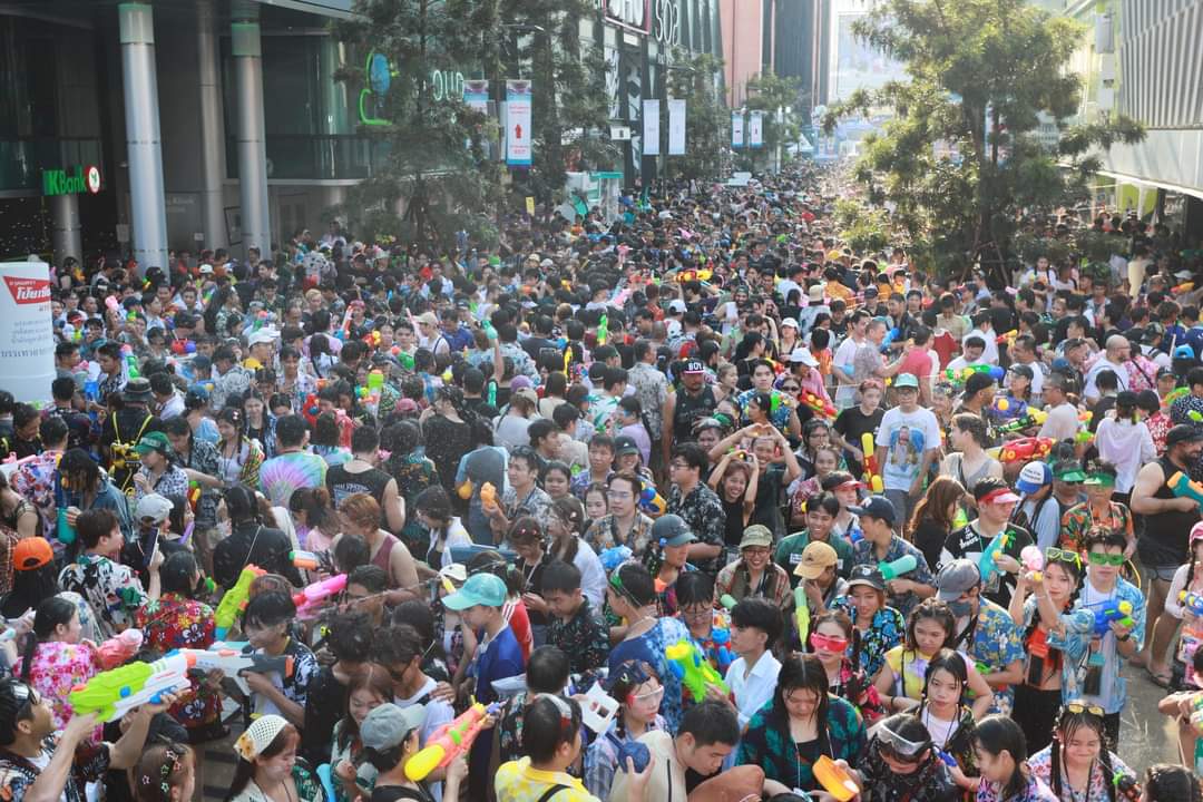 KhaosodEnglish's tweet image. Teenagers splash water during the #Songkran festival. "Songkran Siam Pha Khao Ma Yuyen Pen Sanook Day 3 Part 3" takes place at Siam Square on Mon &amp;amp; is sponsored by PMCU, the Department of Cultural Promotion, TAT, &amp;amp; PEPSI. (Pics: Supachok Sornjang) #siamsquare #bangkok #thailand
