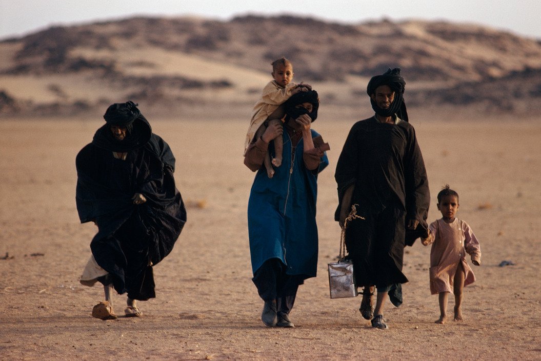 Tuaregs from Mali fleeing drought. Algeria, 1974 🇩🇿

📷: Raymond Depardon