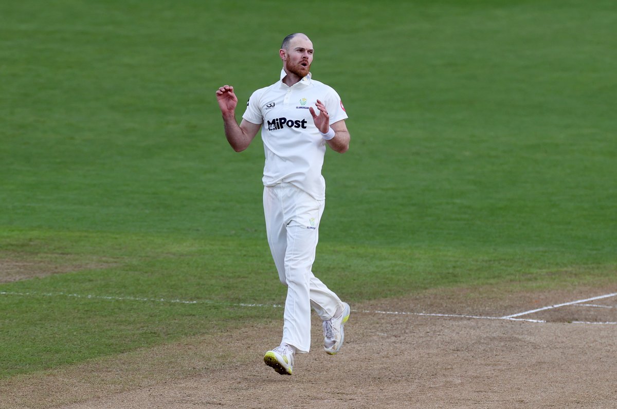 GlamCricket's tweet photo. Derbyshire 167/3 after 50 overs
They need 233 to win | Reece (53*) and Guest (56*)
Watch live π https://t.co/qJXdpVN2Jb
#OhGlammyGlammy #GLAvDER https://t.co/Jl7YirhtEF